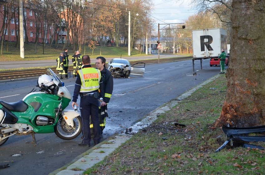 VU PKW Baum Koeln Muelheim Pfaelzischer Ring P049.JPG